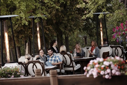 A couple dines on the outdoor patio at the English Inn.