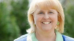 Headshot of Laura Lloyd.